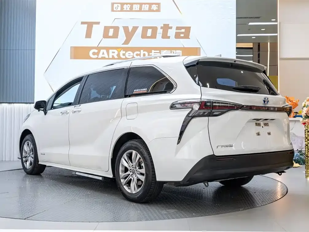 Toyota Sienna — фото 10