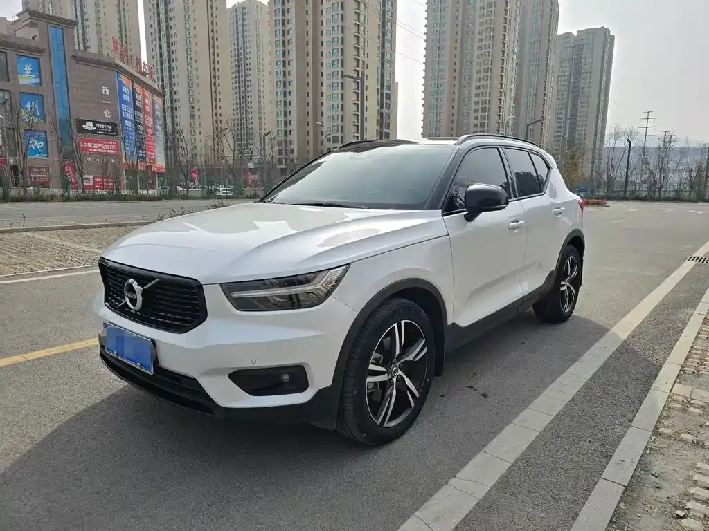 Volvo XC40 — фото 1