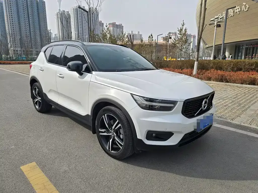 Volvo XC40 — фото 6