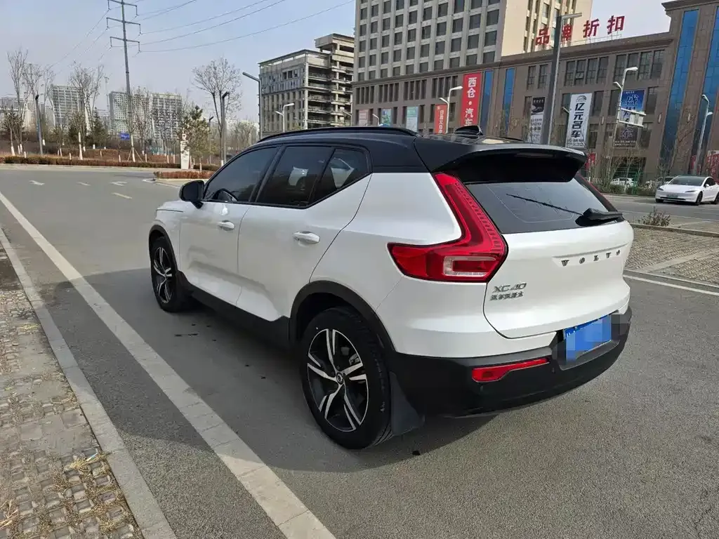 Volvo XC40 — фото 9