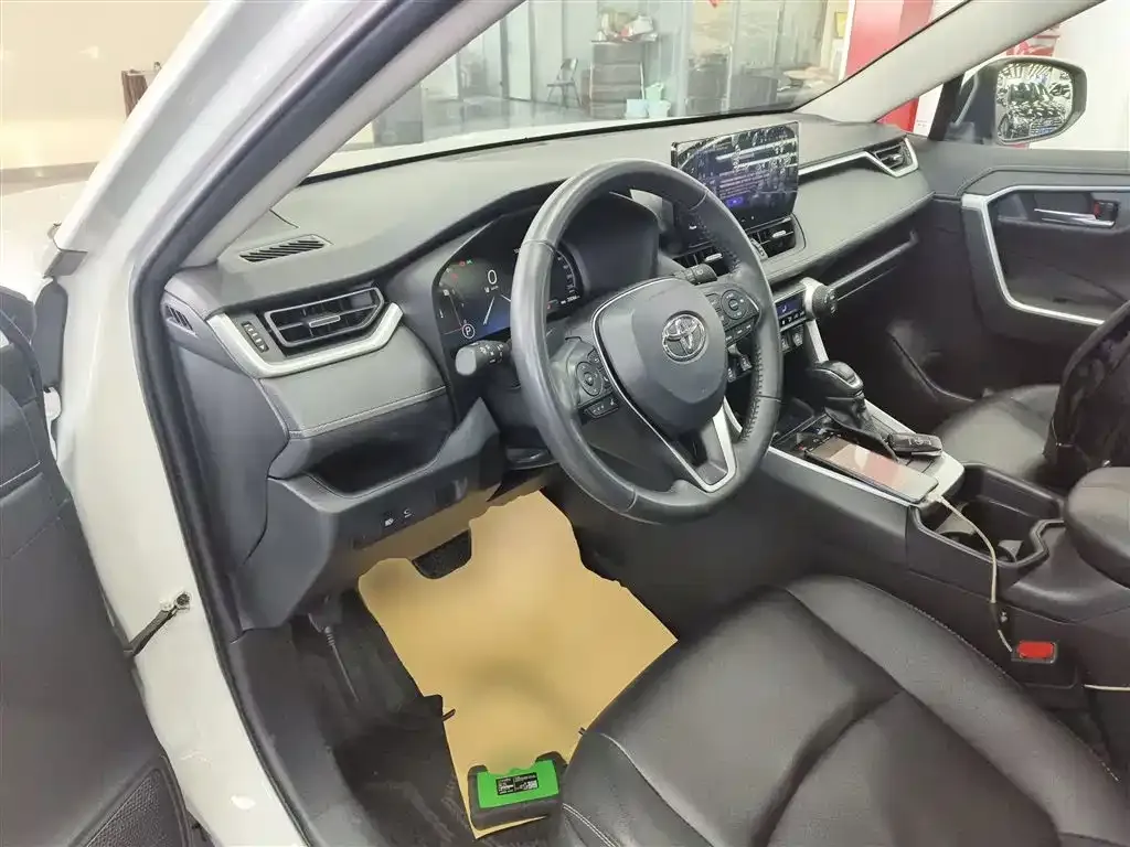 Toyota RAV4 — фото 5