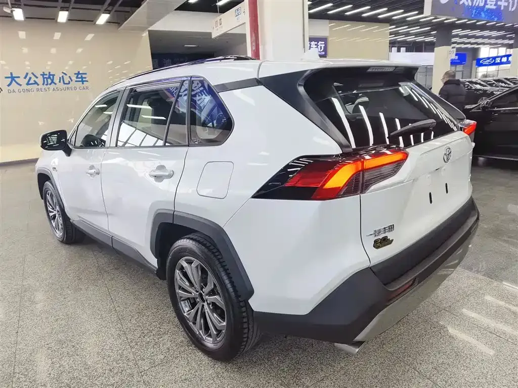 Toyota RAV4 — фото 4