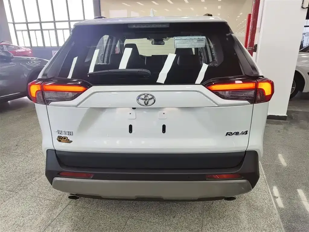 Toyota RAV4 — фото 2