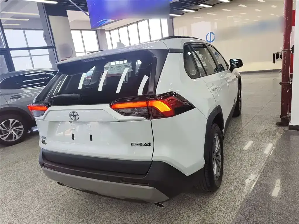 Toyota RAV4 — фото 6