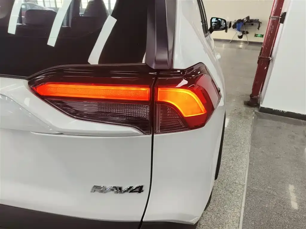 Toyota RAV4 — фото 3