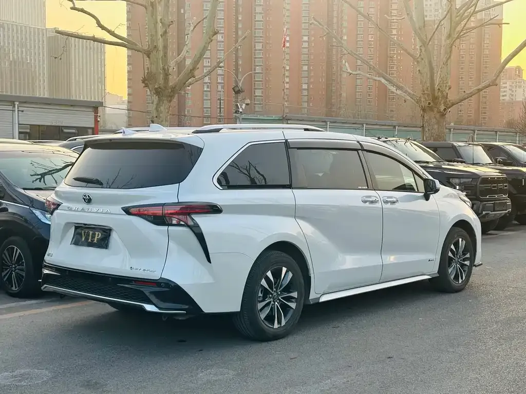 Toyota Granvia — фото 4