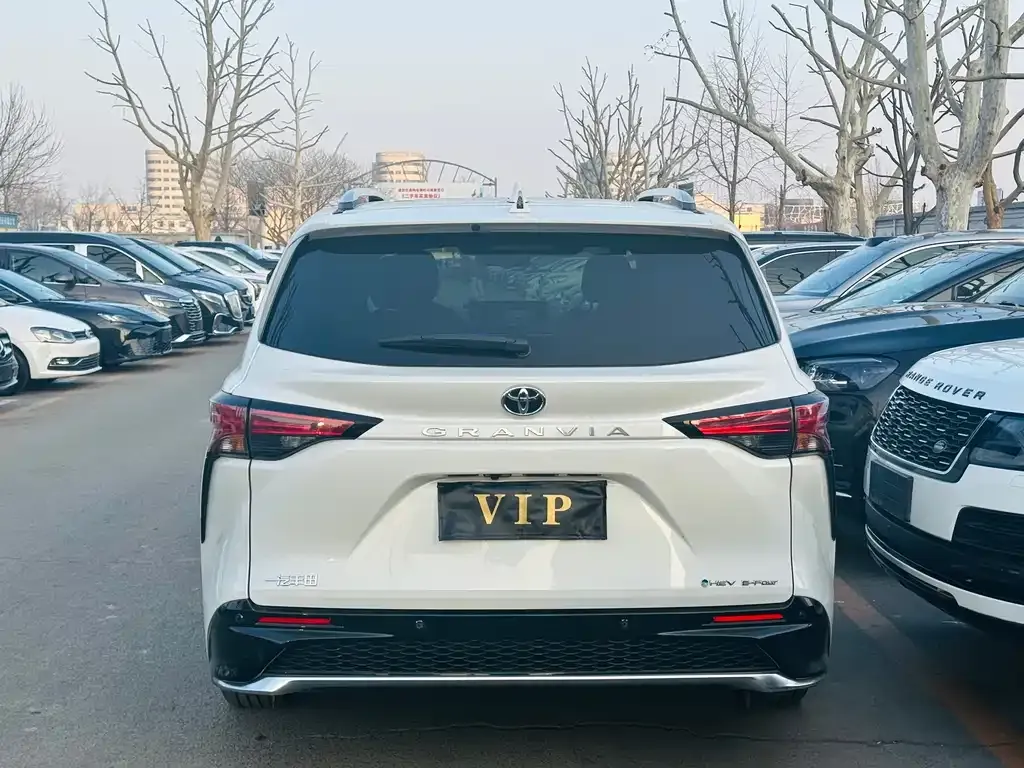 Toyota Granvia — фото 10