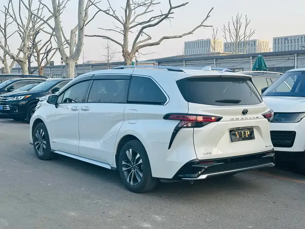 Toyota Granvia — фото 5