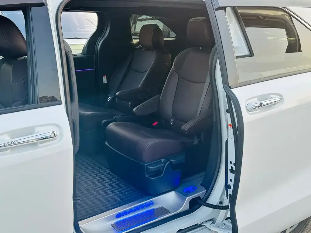 Toyota Granvia — фото 6