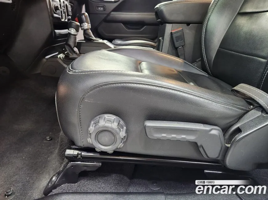 Jeep Wrangler — фото 10