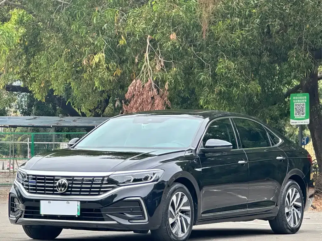 Volkswagen Passat New Energy — фото 1