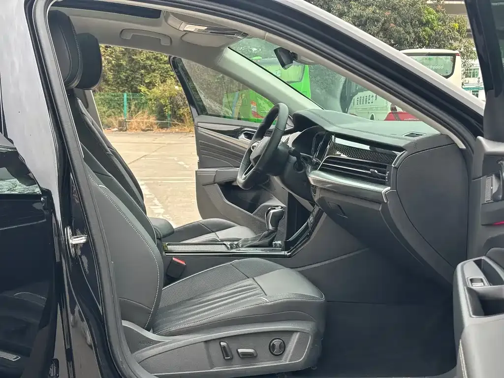 Volkswagen Passat New Energy — фото 10