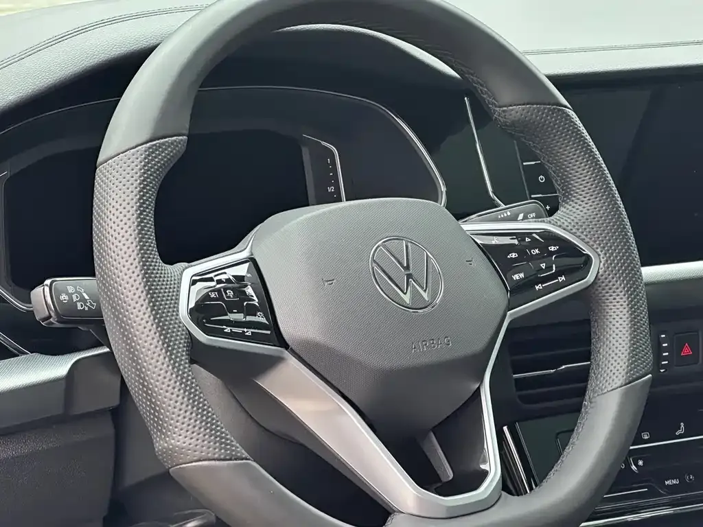 Volkswagen Passat New Energy — фото 8