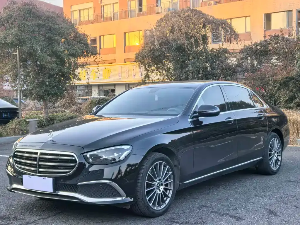 Mercedes-Benz E-Class — фото 1