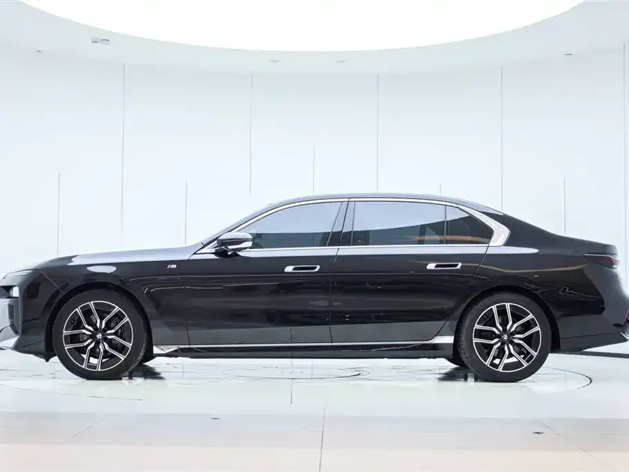 BMW 7 Series — фото 1