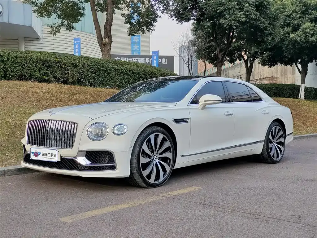 Bentley Flying Spur — фото 1
