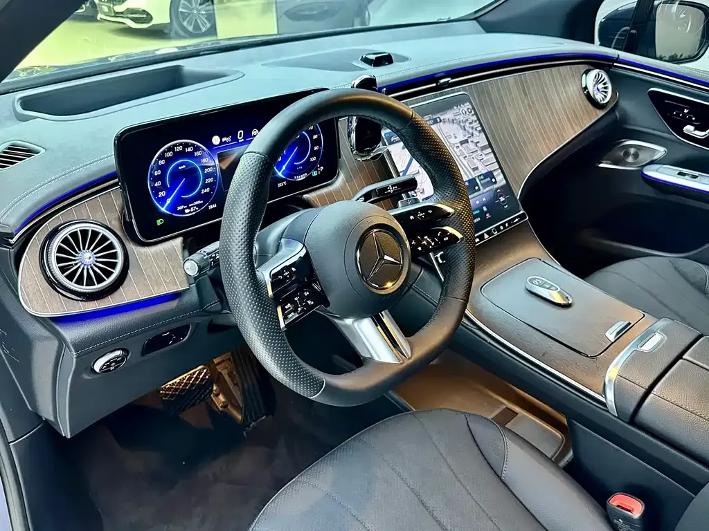 Mercedes-Benz EQE SUV — фото 10