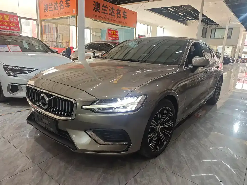 Volvo S60 — фото 1