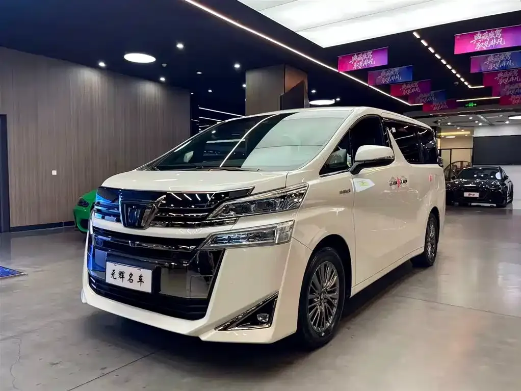 Toyota Alphard — фото 1