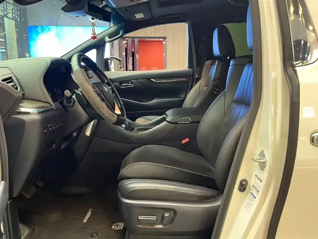 Toyota Alphard — фото 4