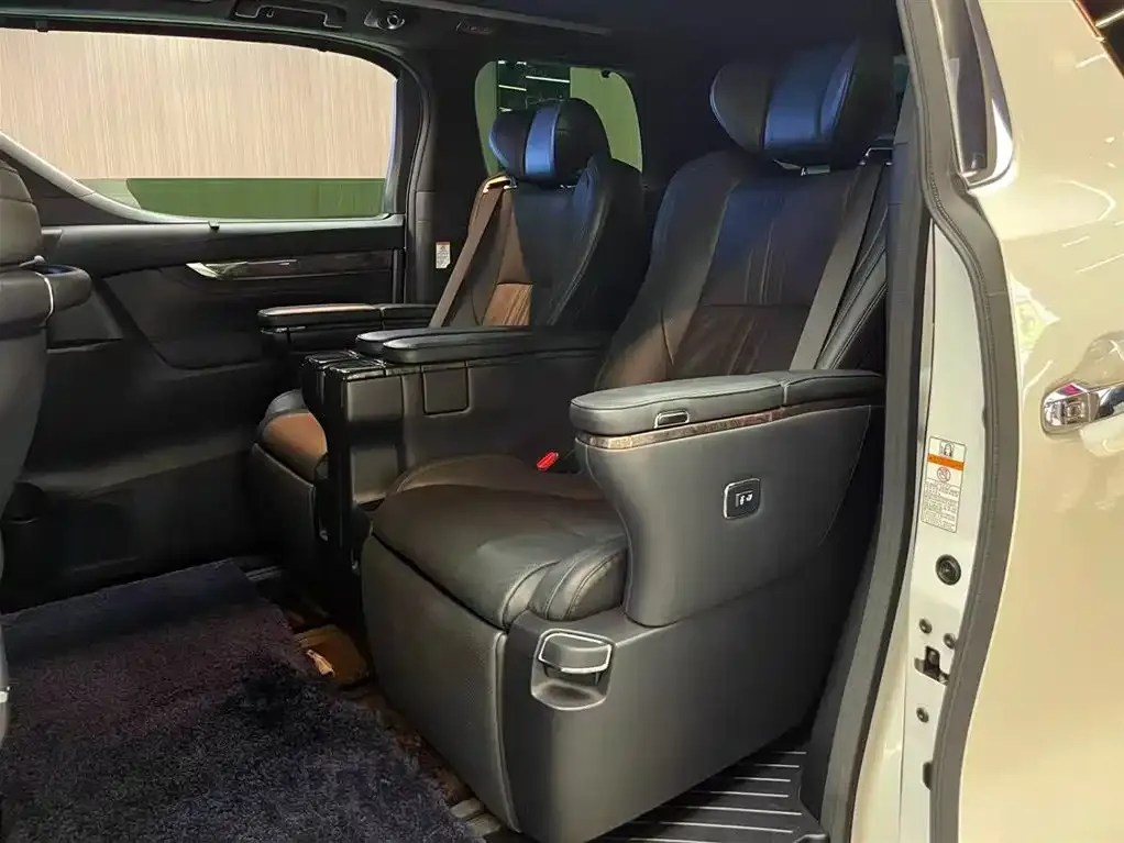 Toyota Alphard — фото 5