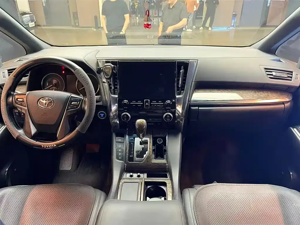 Toyota Alphard — фото 6