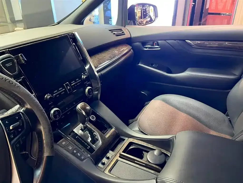 Toyota Alphard — фото 10