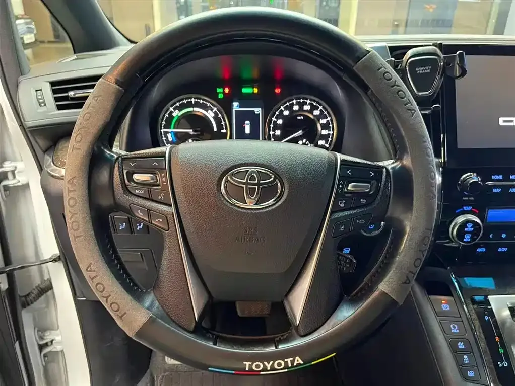 Toyota Alphard — фото 9