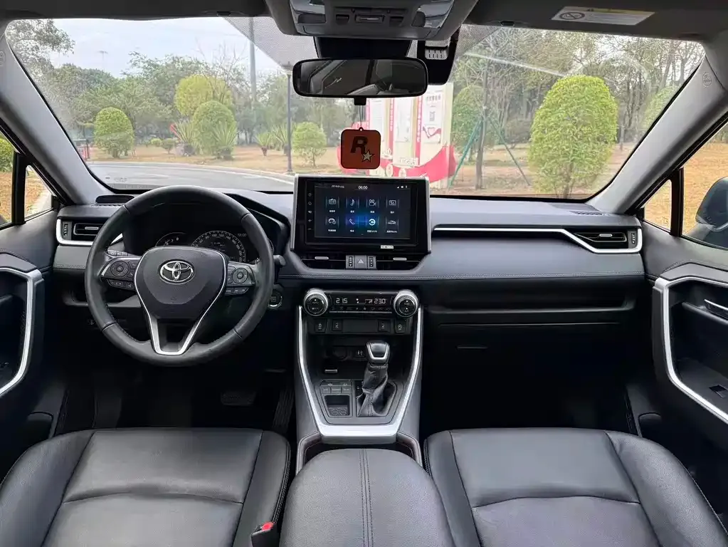 Toyota RAV4 — фото 2