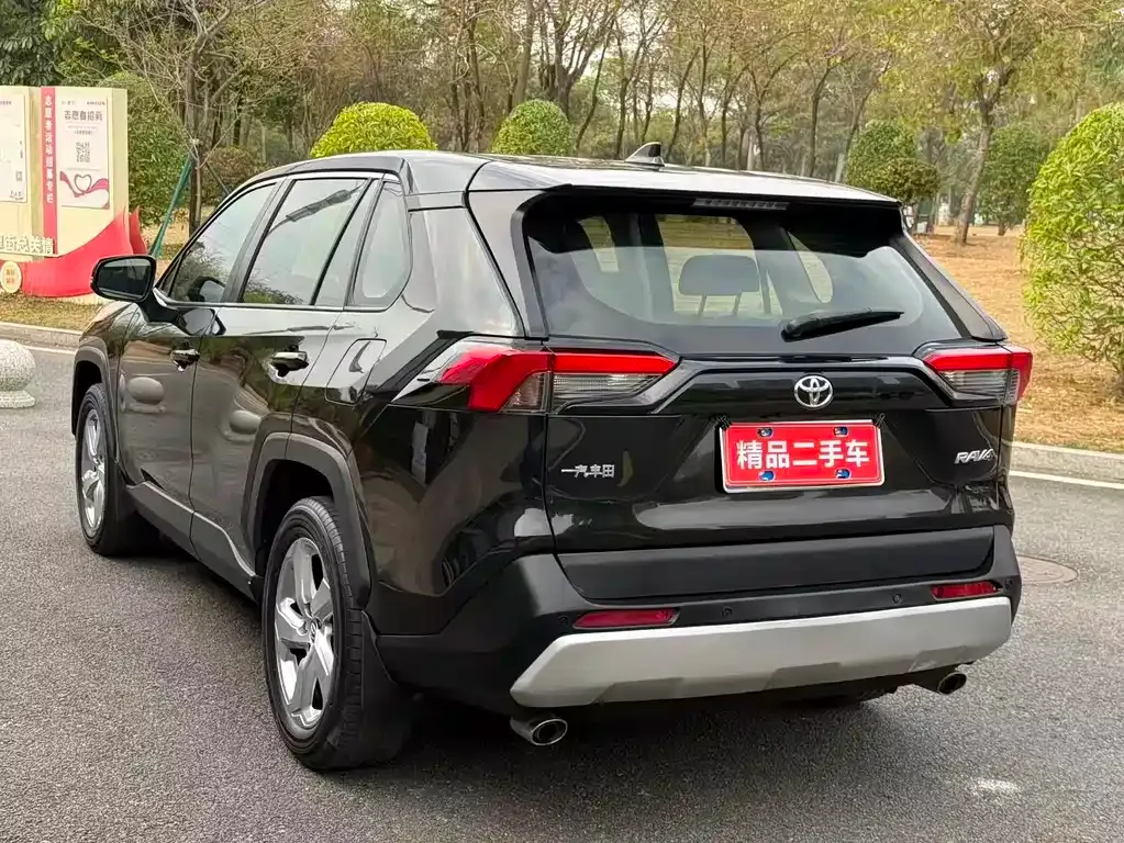 Toyota RAV4 — фото 9