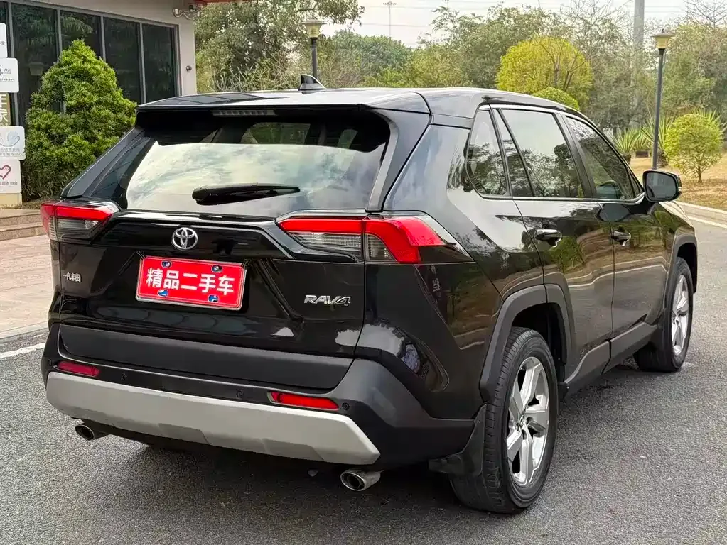 Toyota RAV4 — фото 7