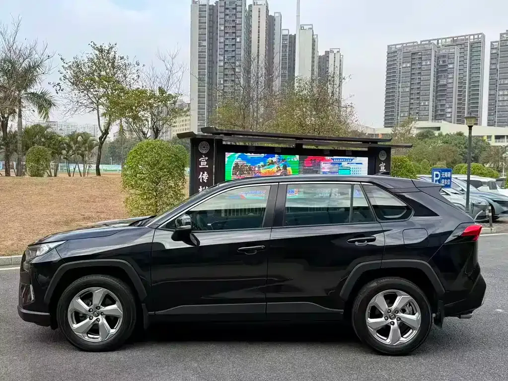 Toyota RAV4 — фото 8