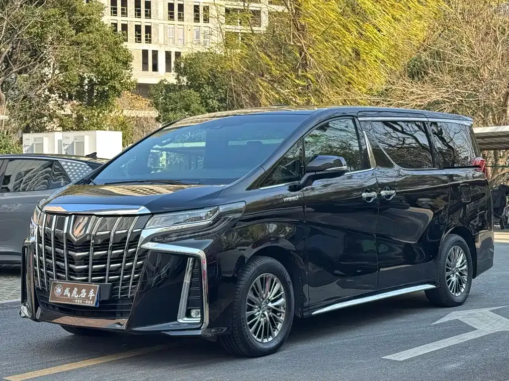 Toyota Alphard — фото 1