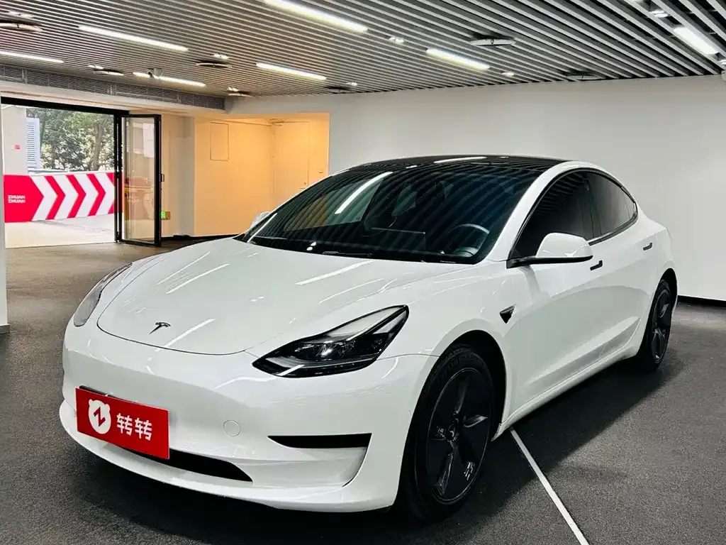 Tesla Model 3 — фото 1