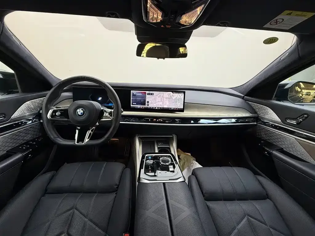 BMW i7 M70L — фото 8