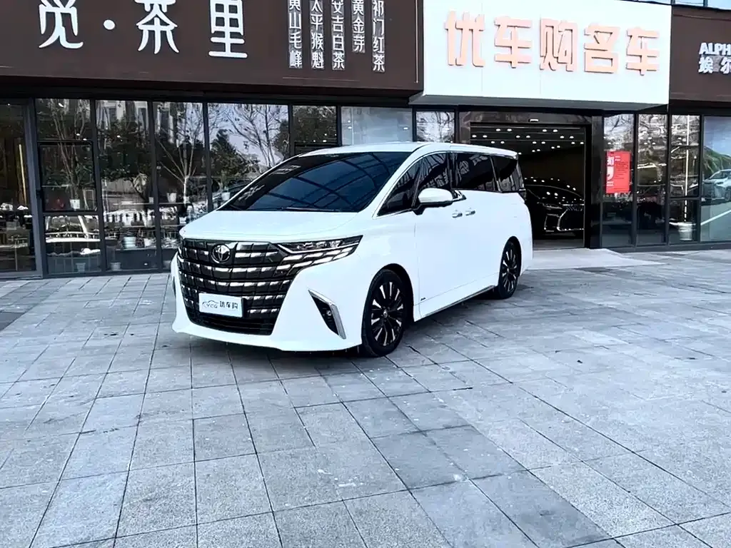 Toyota Alphard — фото 1