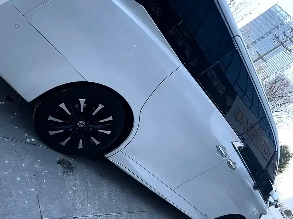 Toyota Alphard — фото 2