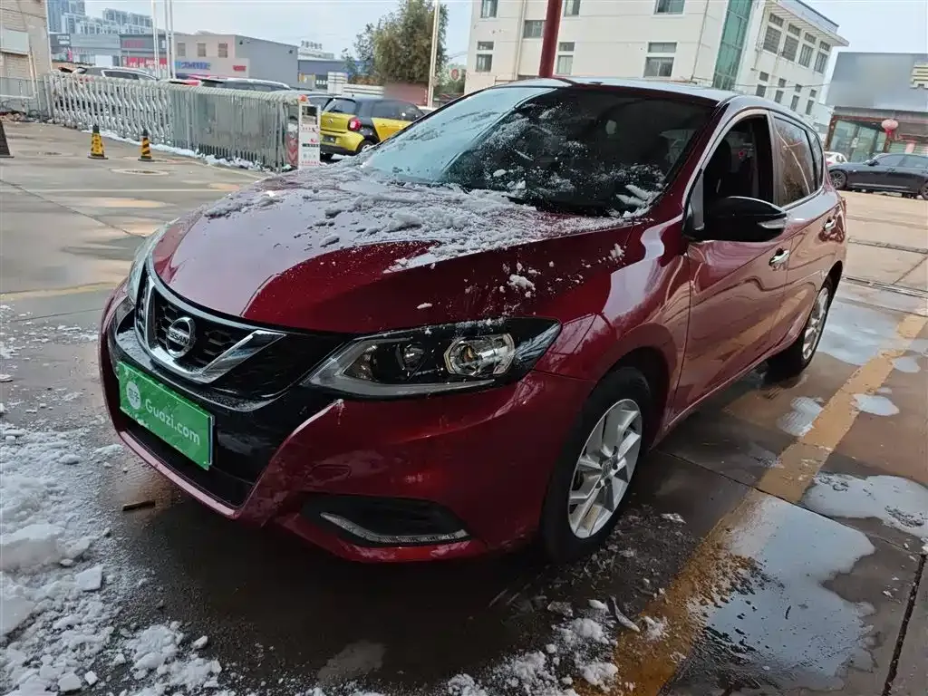 Nissan Tiida — фото 1