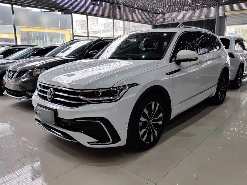 Volkswagen Tiguan L — фото 1