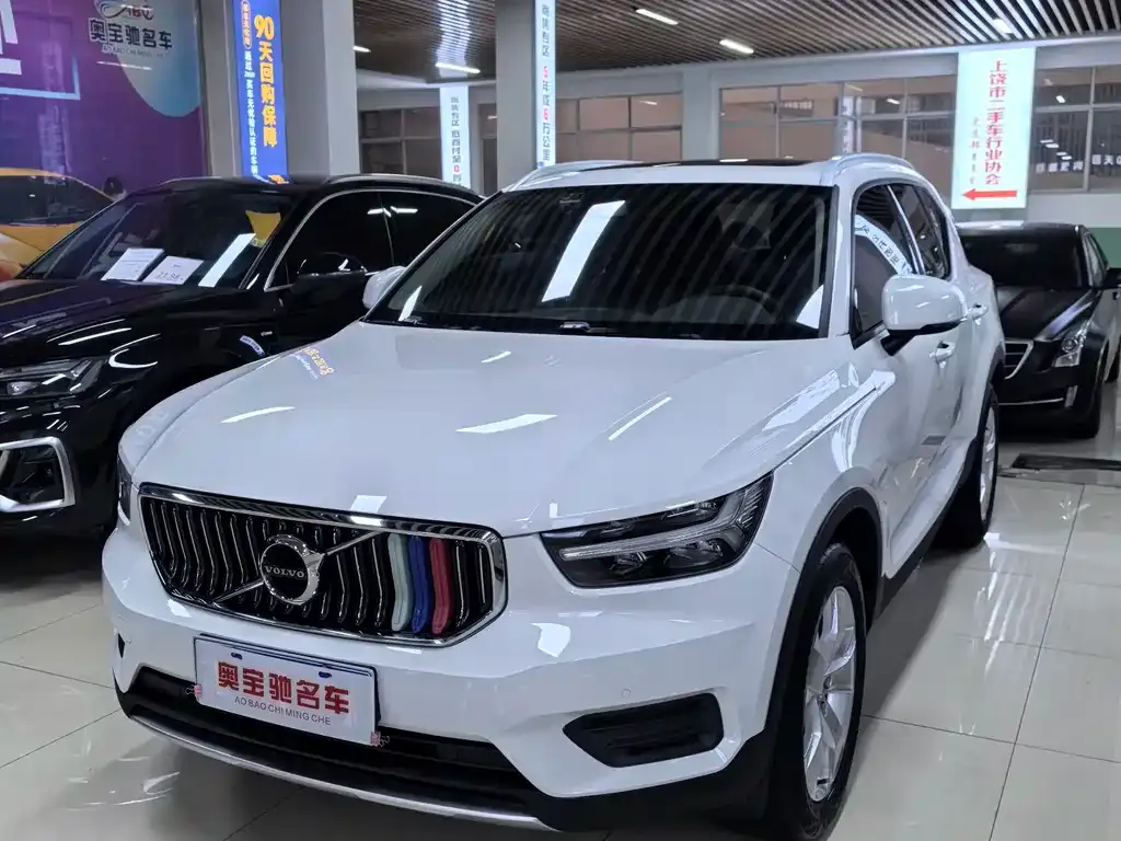 Volvo XC40 — фото 1