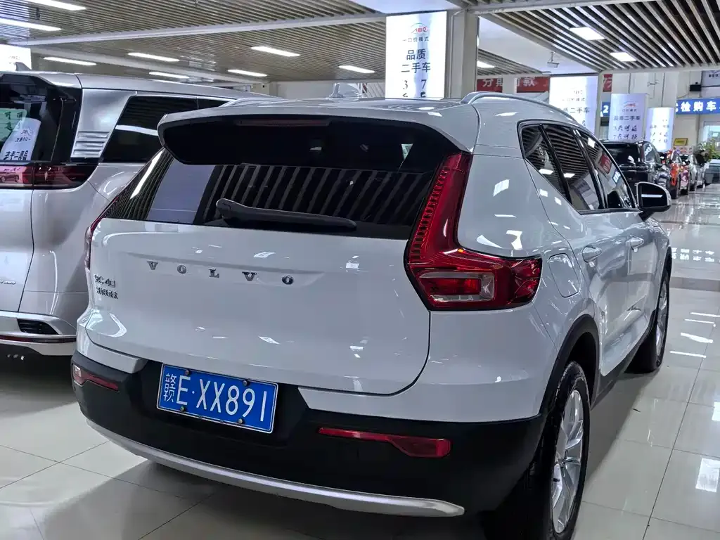 Volvo XC40 — фото 10
