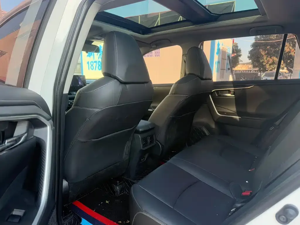 Toyota RAV4 — фото 6