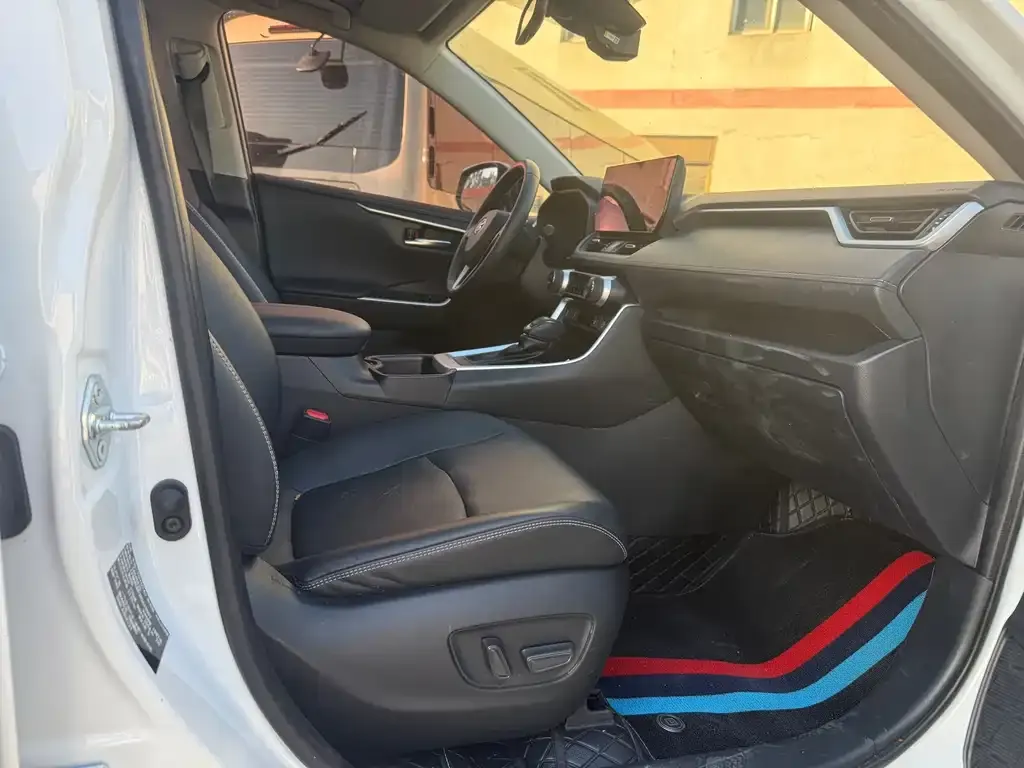 Toyota RAV4 — фото 8