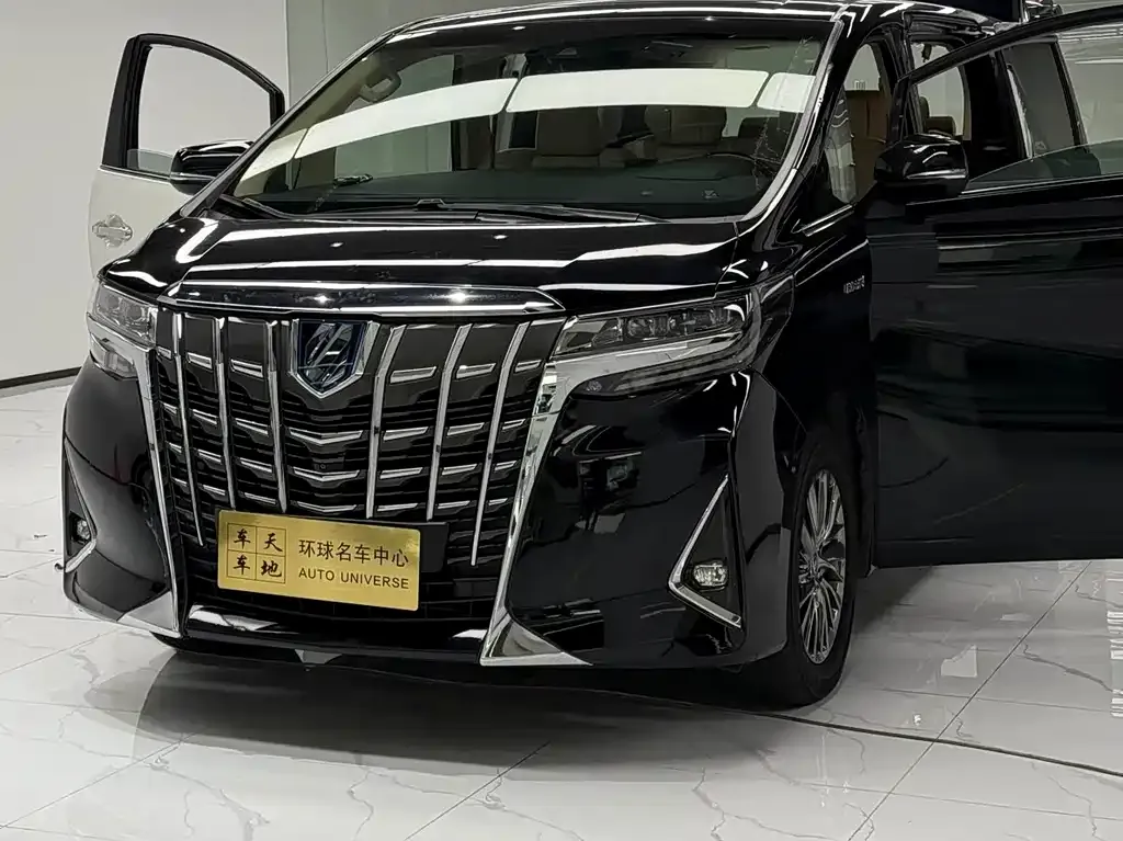 Toyota Alphard — фото 1
