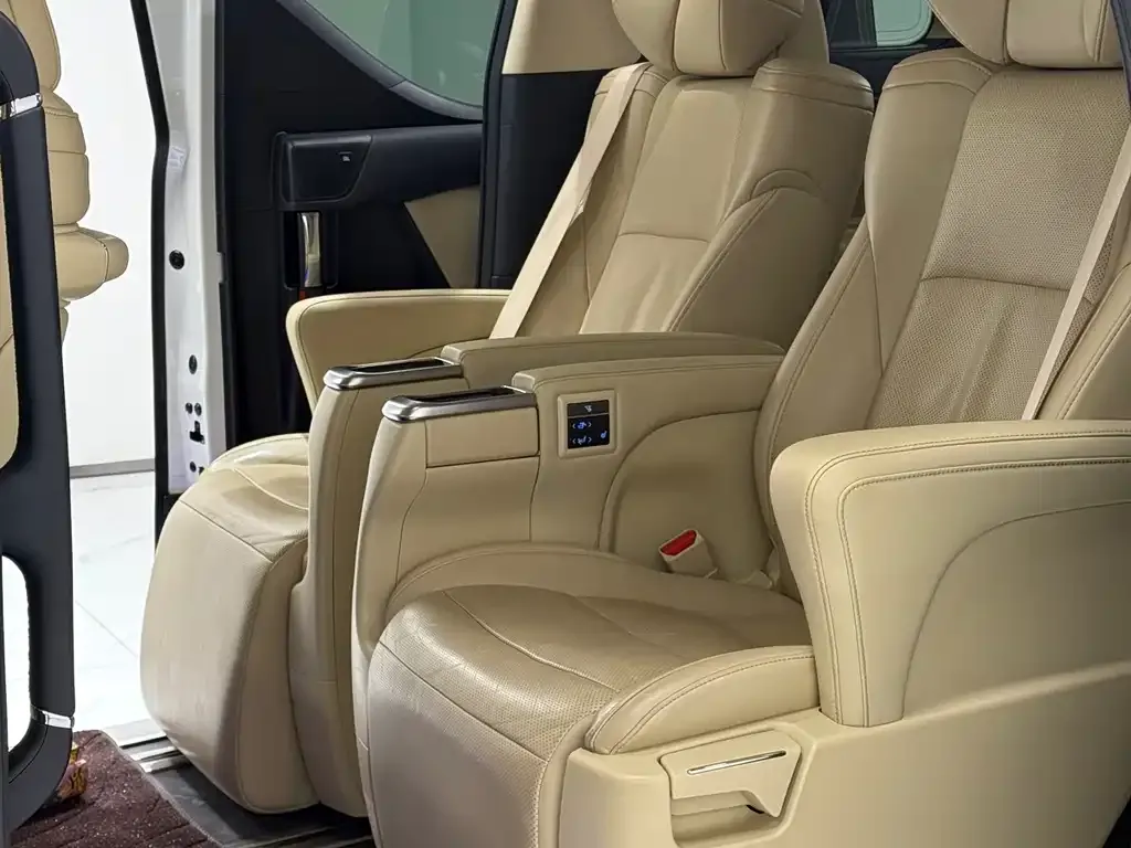 Toyota Alphard — фото 8