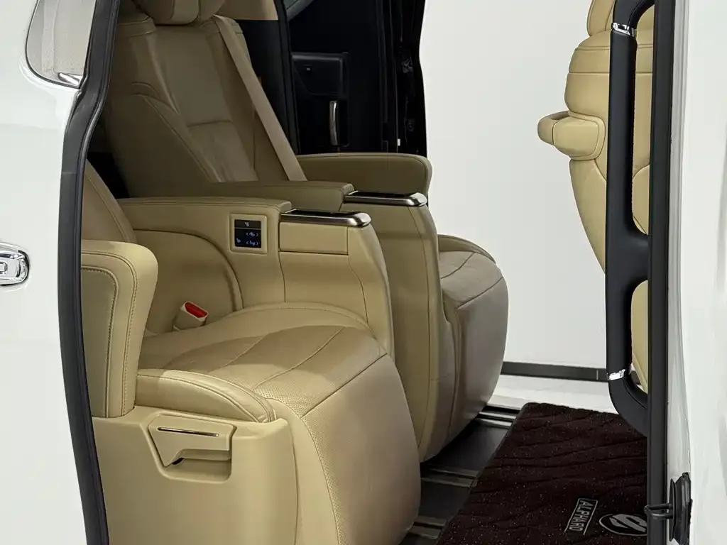 Toyota Alphard — фото 2