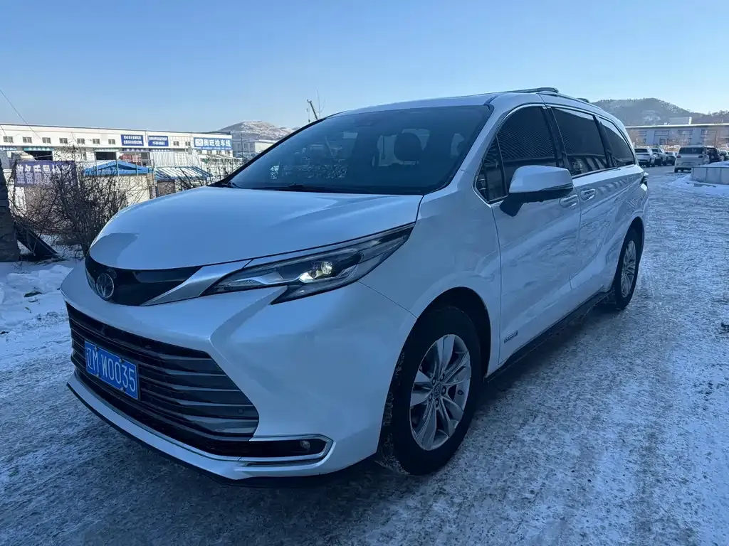 Toyota Sienna — фото 1