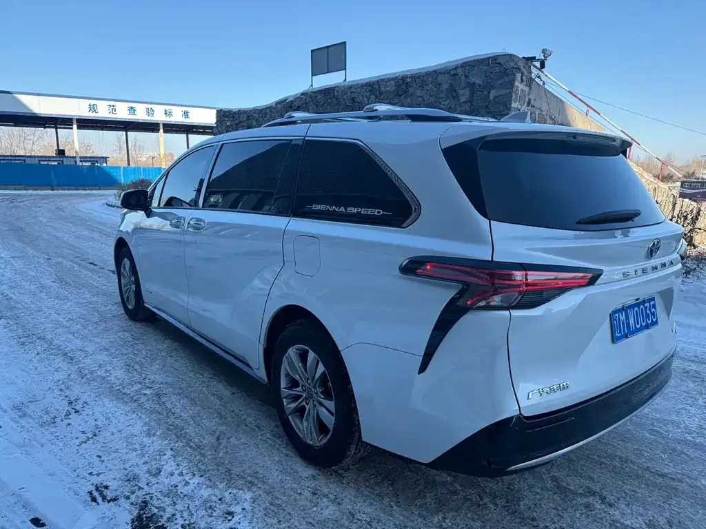Toyota Sienna — фото 9