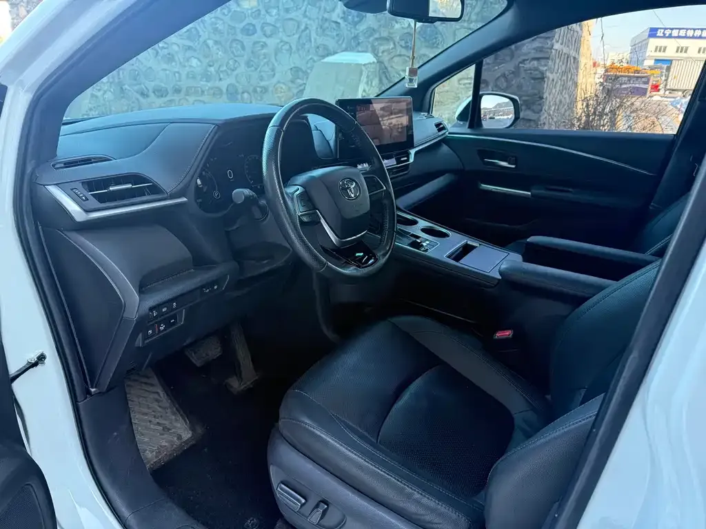 Toyota Sienna — фото 3