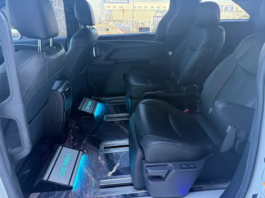 Toyota Sienna — фото 4